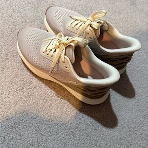 New! Kizik Cream and Tan Women's Sneakers